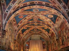 Sala del Pellegrinaio nello Spedale di Santa Maria della Scala a Siena (16233 bytes)